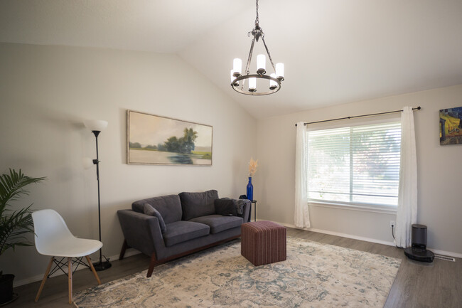 Building Photo - 370 NW Terre View Dr