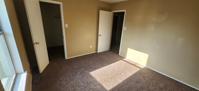 Building Photo - 715 Ford Dr
