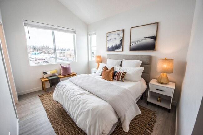 Building Photo - Summer Special! 4 Weeks Rent Free + $0 Down Deposit OAC | 3 Bed • 2.5 Bath Townhome in South Ogden