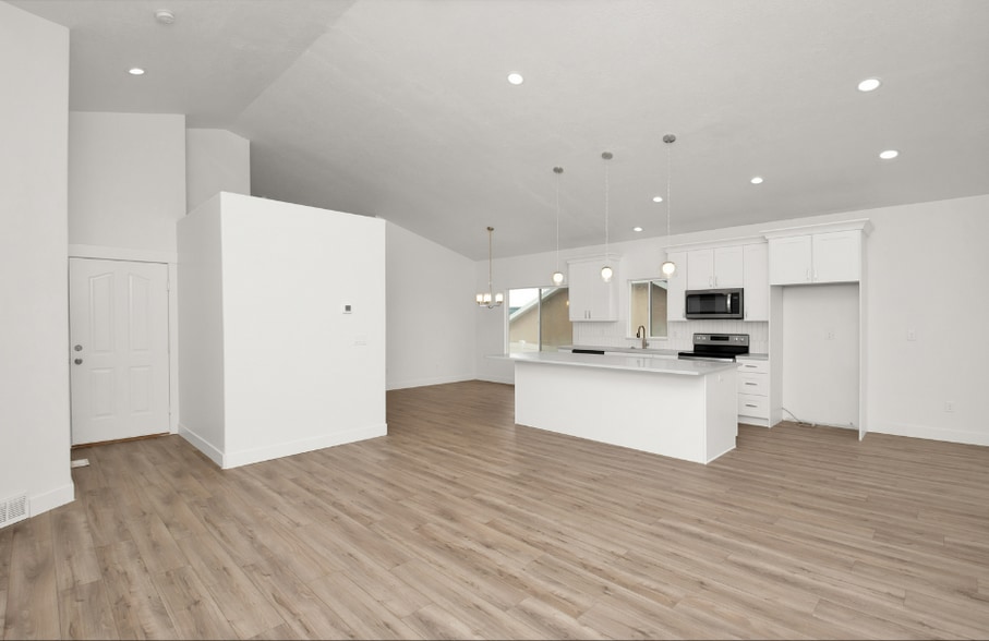 Building Photo - 1511 Lakeview Dr