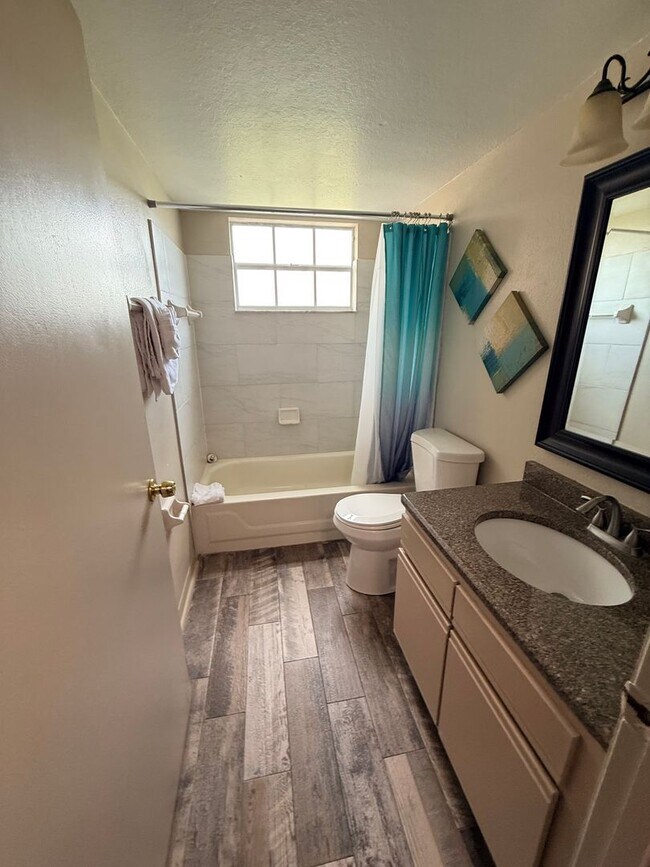 Building Photo - 2490 Sweetwater Club Cir