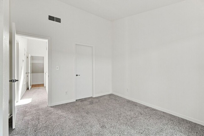 Building Photo - 320 Grapevine Pl