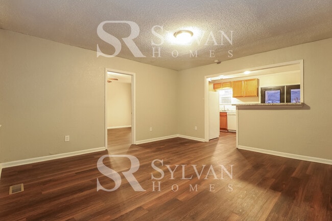 Building Photo - Where Charm Meets Comfort