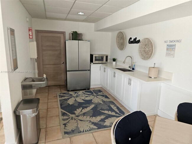 Building Photo - 2625 Collins Ave