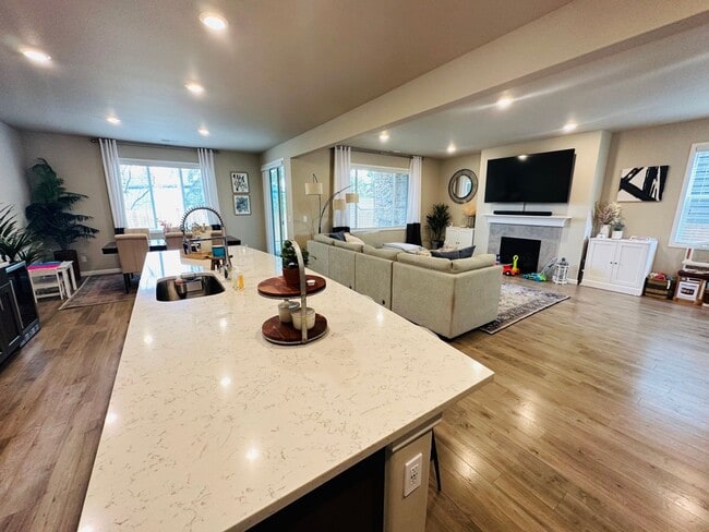 Building Photo - Spacious 4 bed 2.5 bath house in Cascade-Fairwood AC