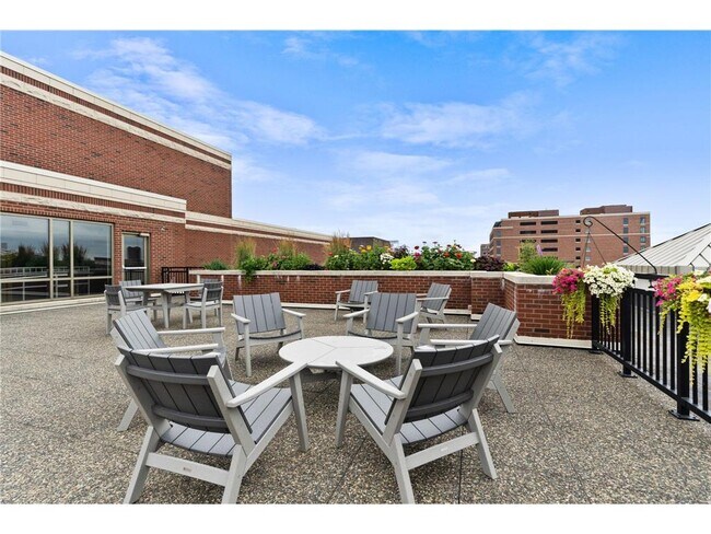 Building Photo - 401 N 2nd St