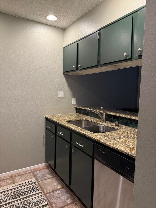 Building Photo - 7112 N Holiday Dr
