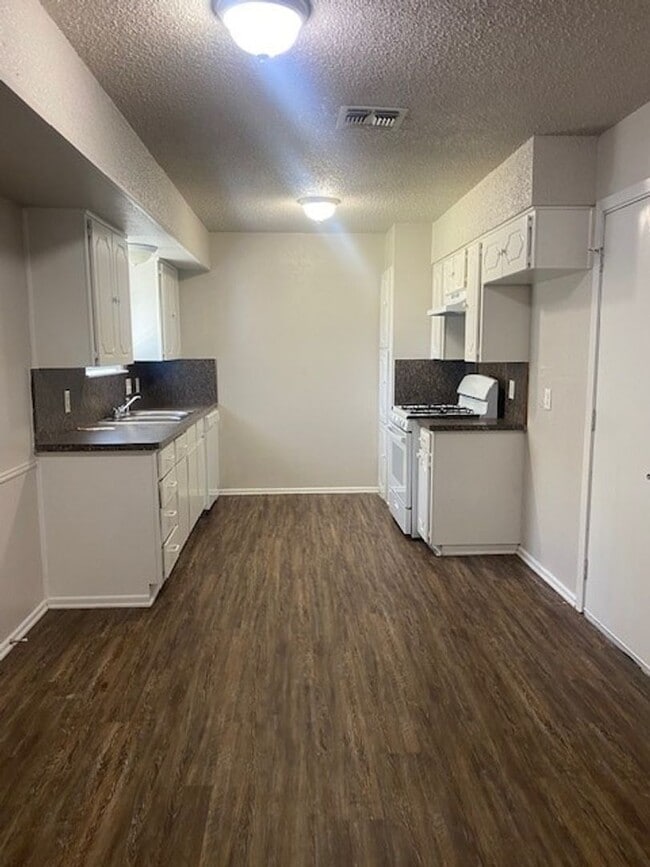 Building Photo - Spacious 5 bedroom Home located in the heart of Burleson!