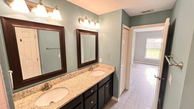 Building Photo - BEAUTIFUL 3/2 w/ office HOME in Deltona!