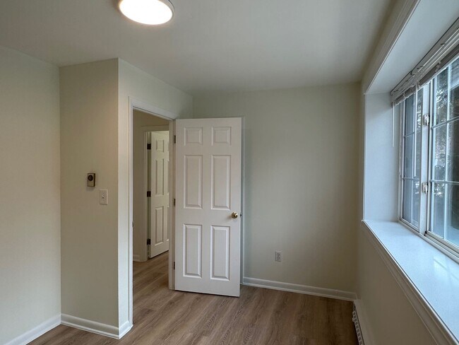 Building Photo - Large, updated 2 bedroom near the Green Li...