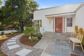 Building Photo - Upscale Downtown Living