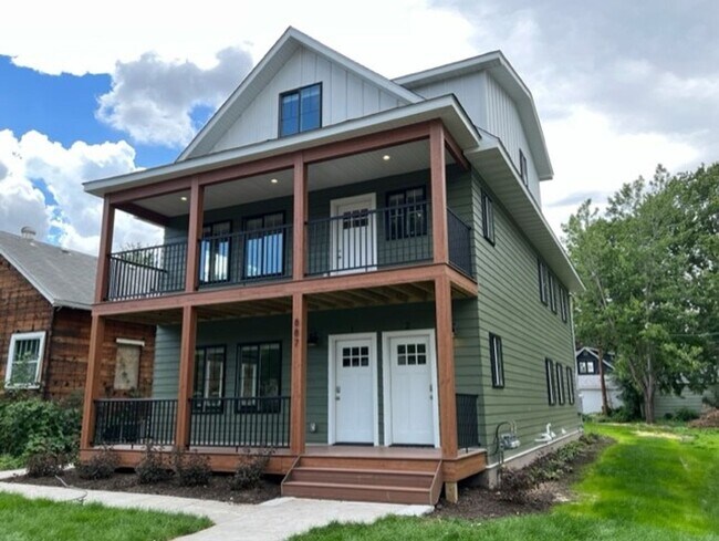 Building Photo - 6-Bed, 2-Bath Top Duplex