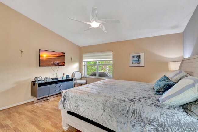 Building Photo - 6129 Heliconia Rd