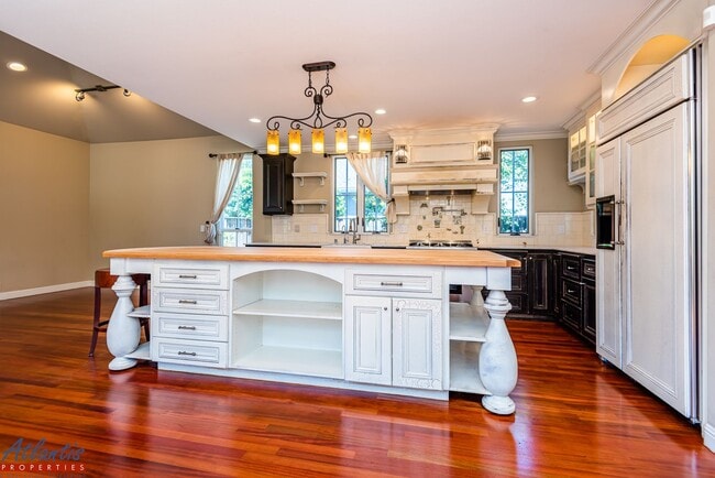Building Photo - Stunning Cambrian Home | Desirable Neighborhood