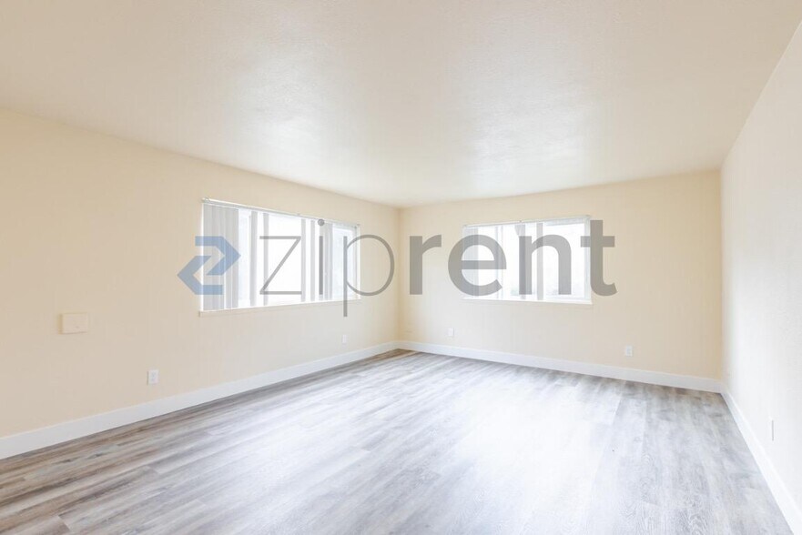 Building Photo - 4561 Ashcroft Ave