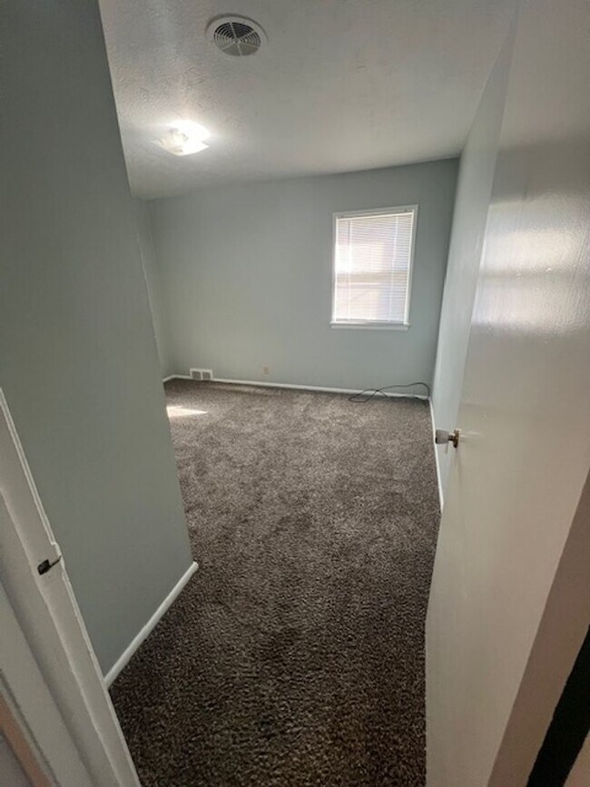 Building Photo - Spacious 4 Bedroom Duplex!!