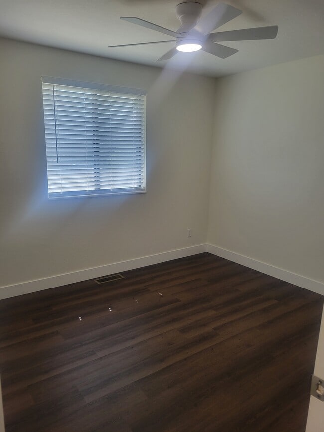 Building Photo - 165 W 910 S