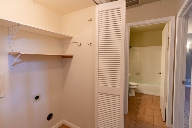 Building Photo - Charming 3 bed 2 bath Home in NW Austin!