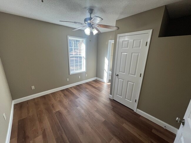 Building Photo - Available NOW! Cute home on 0.75 acres!