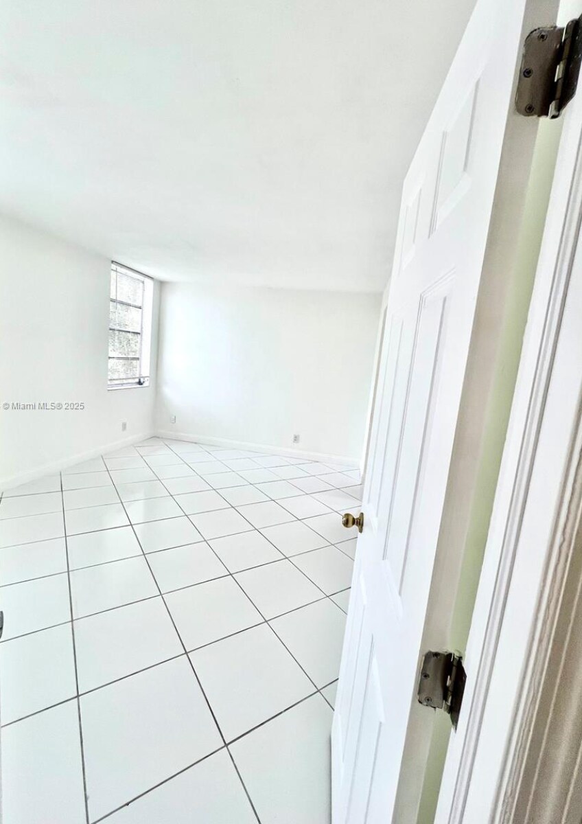 Building Photo - 1920 Sabal Palm Dr
