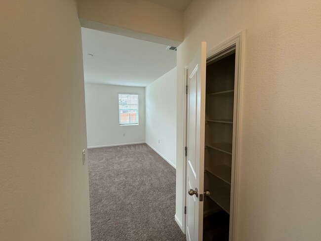 Building Photo - Brand NEW single story home in Hughson!