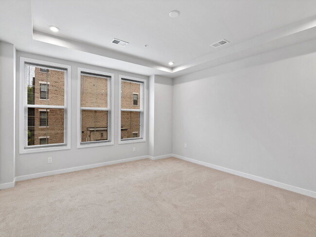 Building Photo - "Modern Living Awaits: Spacious 2-Bed, 2.5-Bath Townhouse in the Heart of McLean!"
