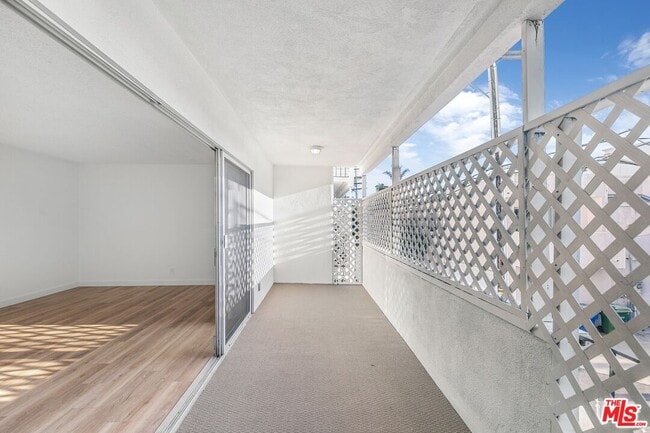 Building Photo - 825 S Gretna Green Way