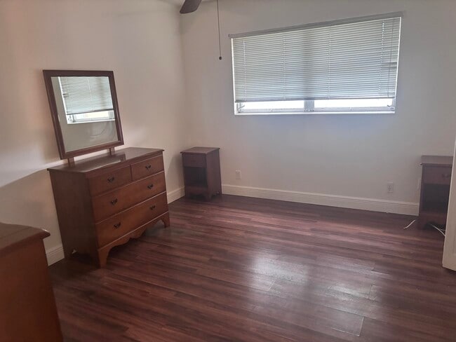 Building Photo - 2213 NE 1st Ct