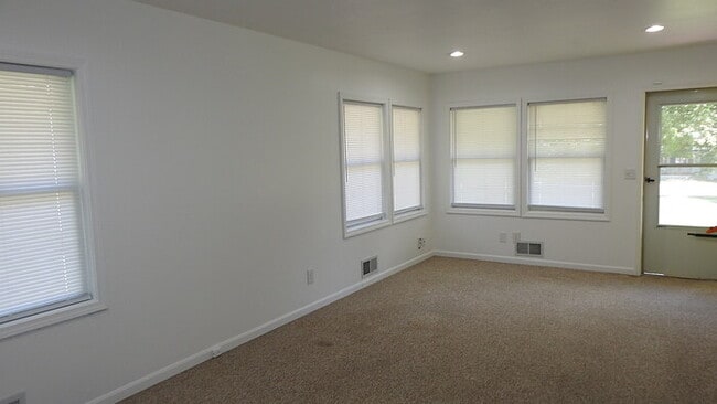 Building Photo - 4 bed 2 bath for Rent in Roeland Park, KS