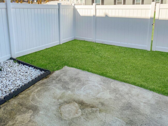 Building Photo - Spacious Townhome with MOVIE STAR Primary Closet!!!!