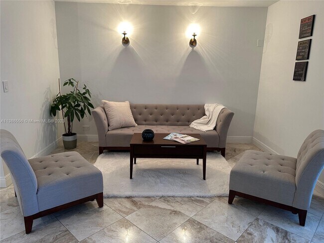 Primary Photo - 2301 Collins Ave