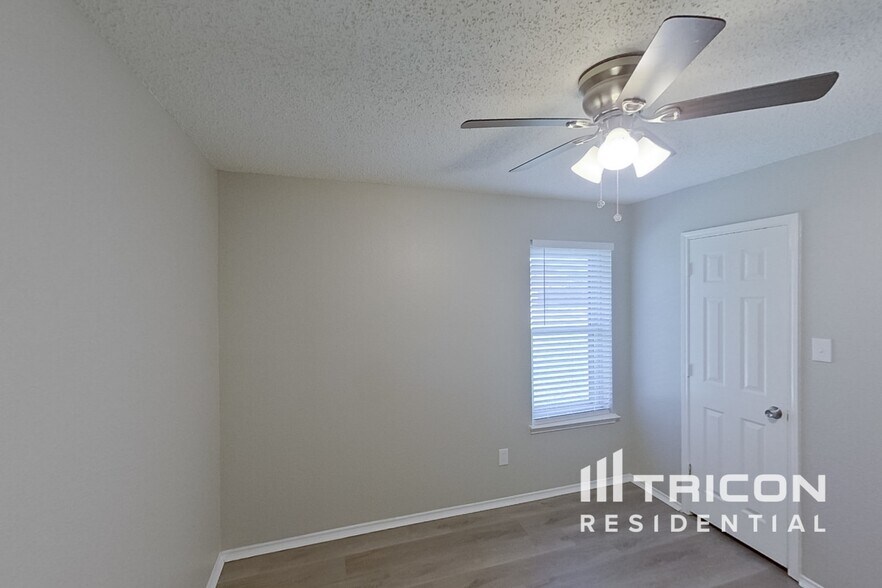 Building Photo - 1253 Essex Dr