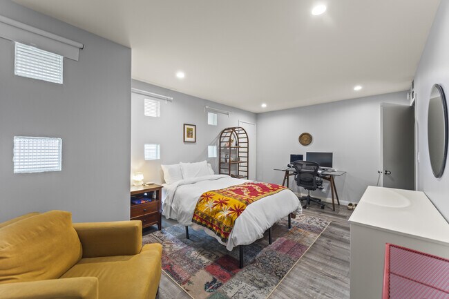 Building Photo - 712 Pacific St