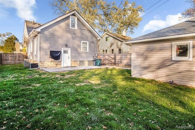 Building Photo - 565 W Saratoga St