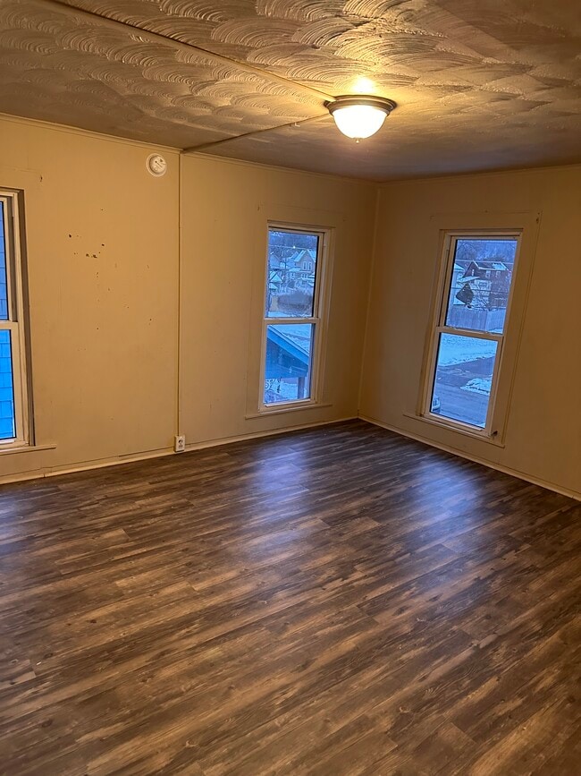 Building Photo - 421 Balsam St