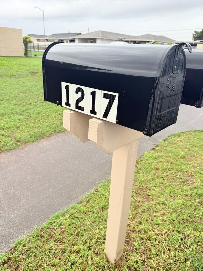 Building Photo - 1219-1219 Kuokoa St