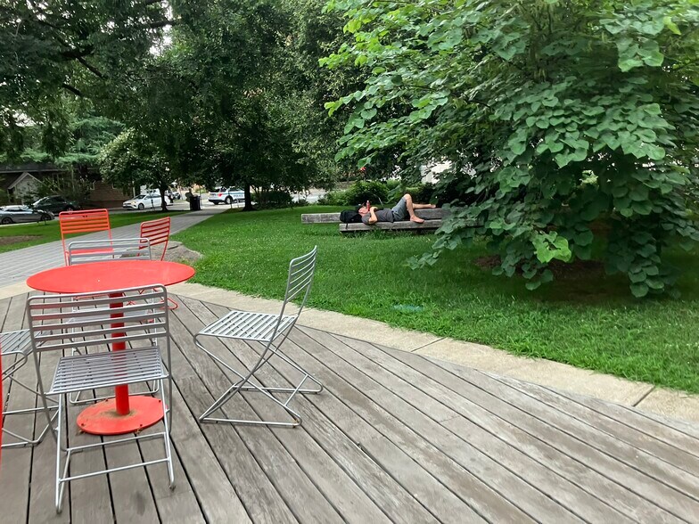 Park on the way to the metro - 3741 4th St N