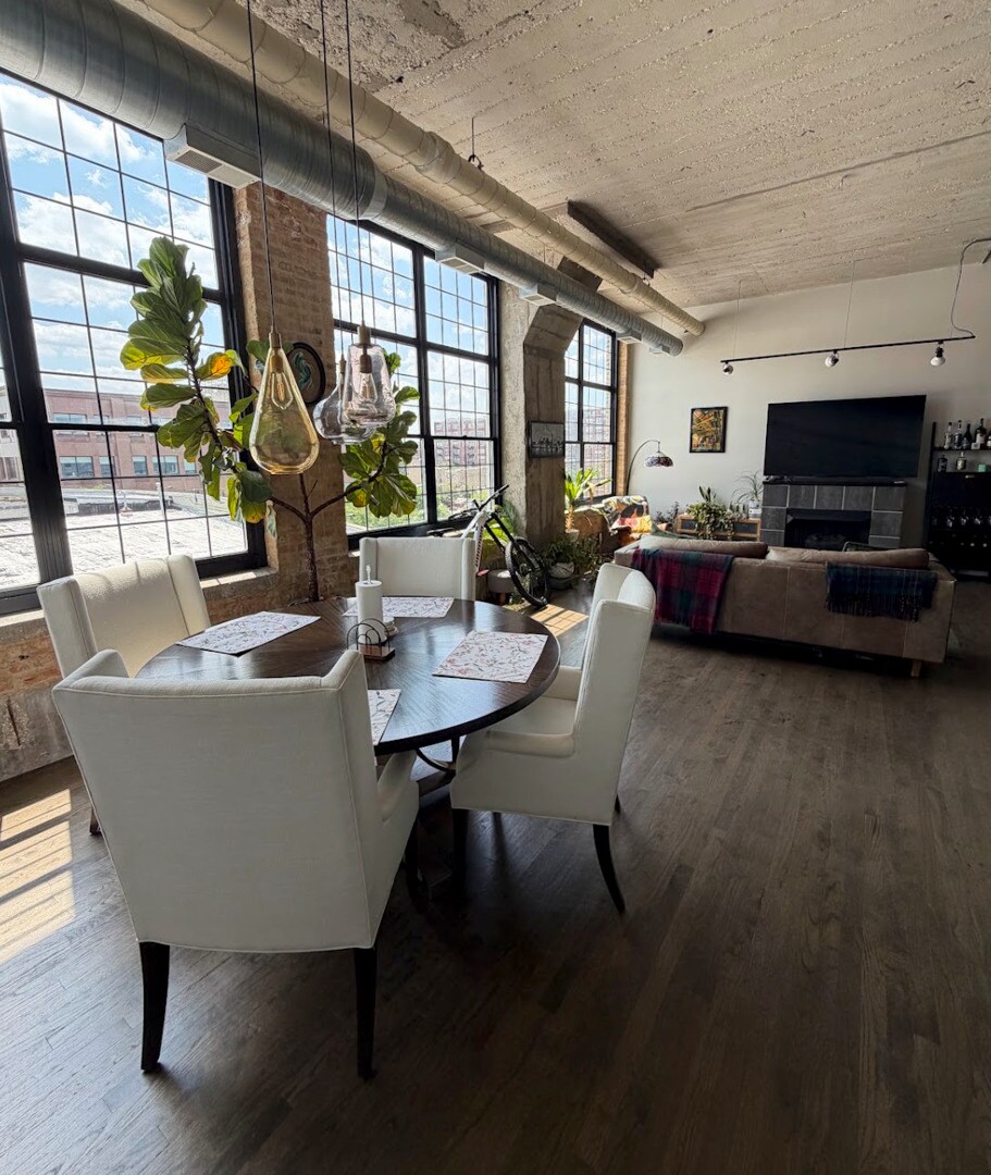 Building Photo - 17 N Loomis St