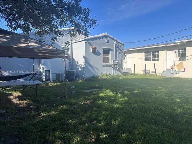 Building Photo - 2125 Bay Dr