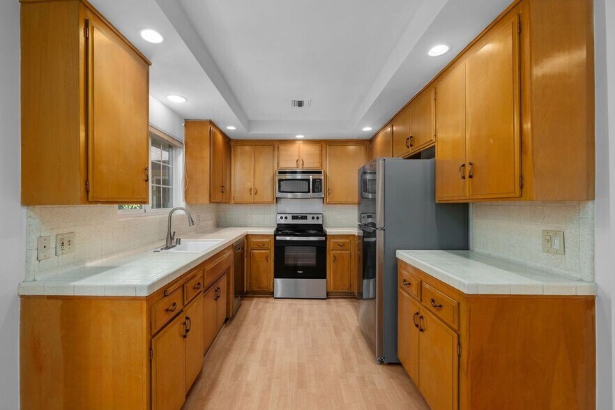 Building Photo - 385 Cliff Dr