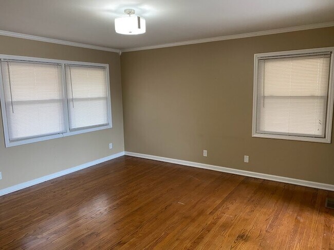 Building Photo - 2103 Chambers Dr NE