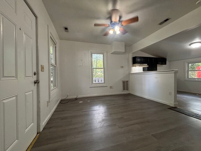 Building Photo - CUTE Remodeled and Affordable 2 Bedroom Home