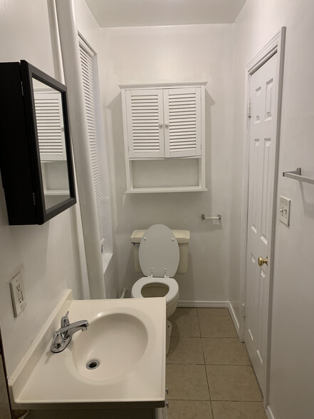Bathroom - 357 College Ave