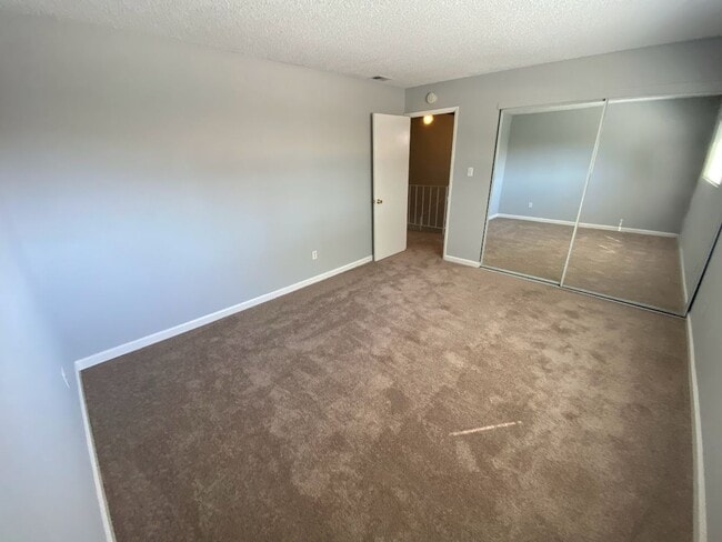 Building Photo - 3 Bedroom 1.5 Bath Townhome Near River Access