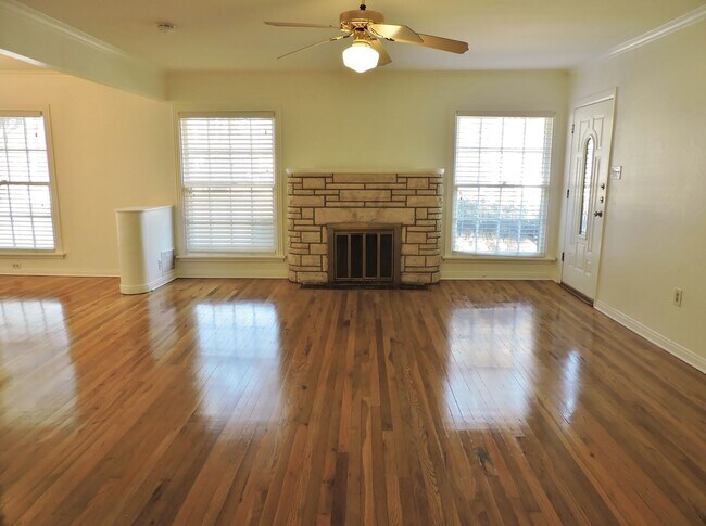 Building Photo - Westcliff - TCU area four bedroom home for lease