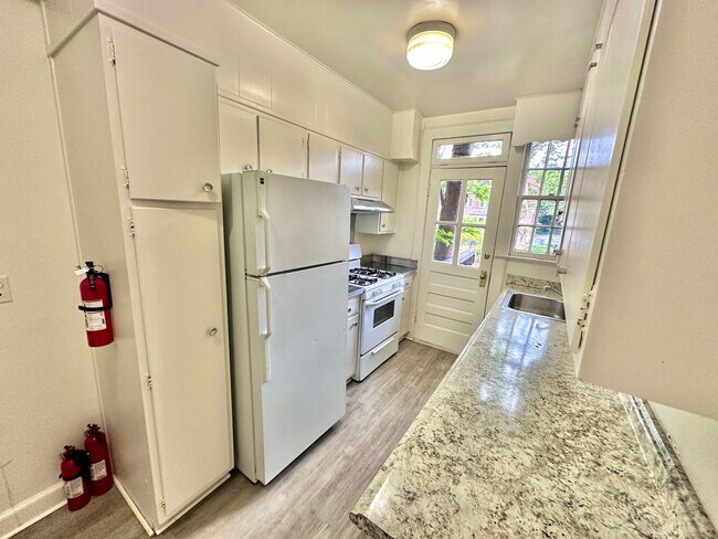 Building Photo - Spacious 6 bedroom 3.5 bath Tudor Townhouse w/Deck close to Georgetown University & Hospital