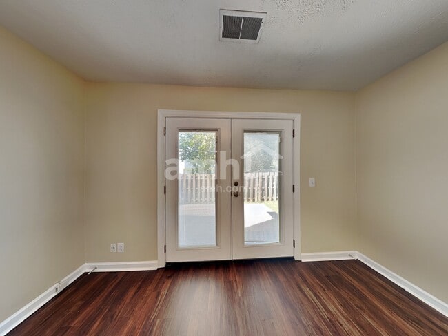 Building Photo - 1212 Wembley Dr