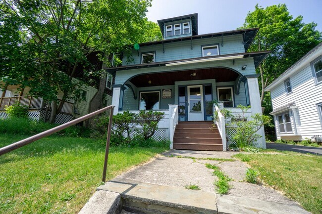 Building Photo - 960 Lancaster Ave