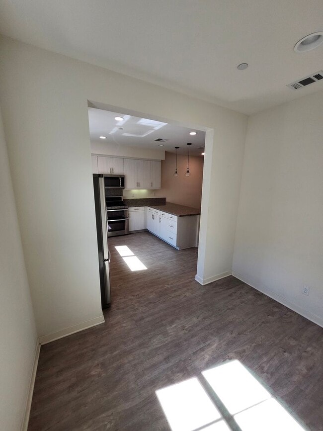 Building Photo - Gorgeous Tri-level Townhouse 3 beds 3 1/2 ...