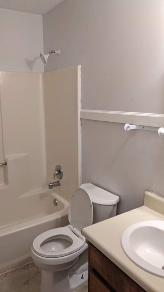 Building Photo - 102 Jay Ln